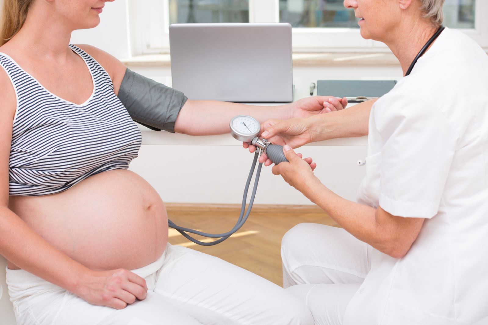 Cách phòng ngừa và ổn định huyết áp cho mẹ bầu - Ảnh 1.