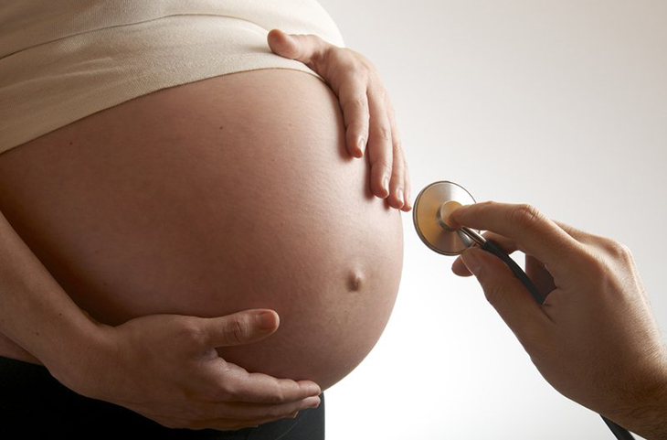 Những dấu hiệu thai máy bất thường mẹ bầu cần đi khám bác sĩ? - Ảnh 1.