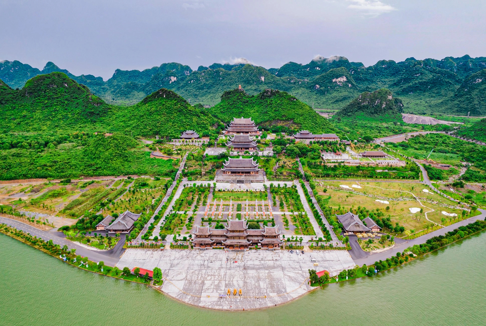 5 ngôi chùa có hồ nước đẹp long lanh: Việt Nam là lớn nhất! - Ảnh 13.