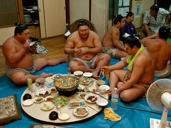 Chế độ ăn gấp 4 lần người thường của các võ sĩ sumo Nhật Bản - Ảnh 4.
