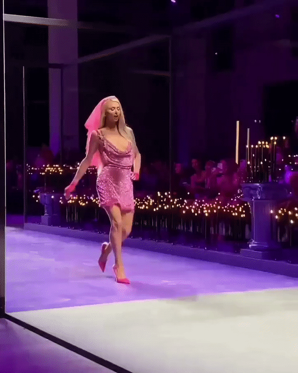 Show Versace mới nhất: Quỳnh Anh Shyn - Tiên Nguyễn &quot;bừng sáng&quot; một góc trời, Paris Hilton chiếm trọn spotlight khi catwalk - Ảnh 3.