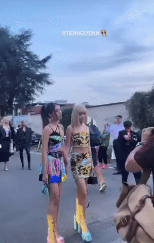 Show Versace mới nhất: Quỳnh Anh Shyn - Tiên Nguyễn &quot;bừng sáng&quot; một góc trời, Paris Hilton chiếm trọn spotlight khi catwalk - Ảnh 1.