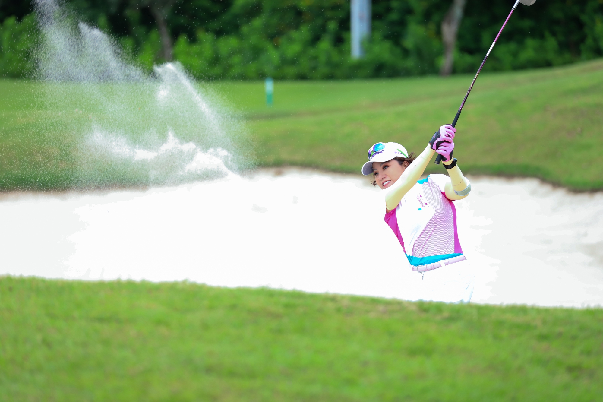 Hố cát là thử thách lớn trong môn chơi Golf, với doanh nhân Thu Thủy nó cũng đại diễn cho những biến cố trong cuộc sống mà phụ nữ cần có nghị lực và sự can trường để vượt qua