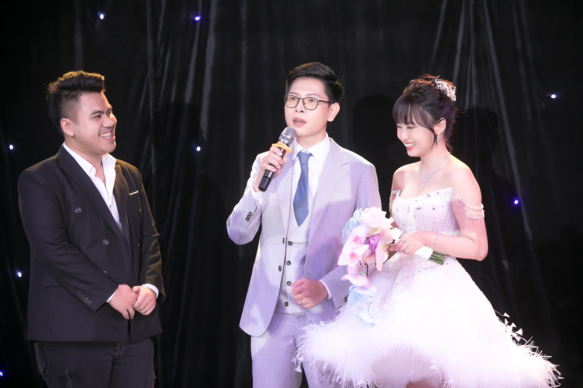 Tiệc cưới Minh Nghi - Bomman: Dàn khách mời đình đám đổ bộ, cô dâu - chú rể cực kỳ ngọt ngào - Ảnh 7.