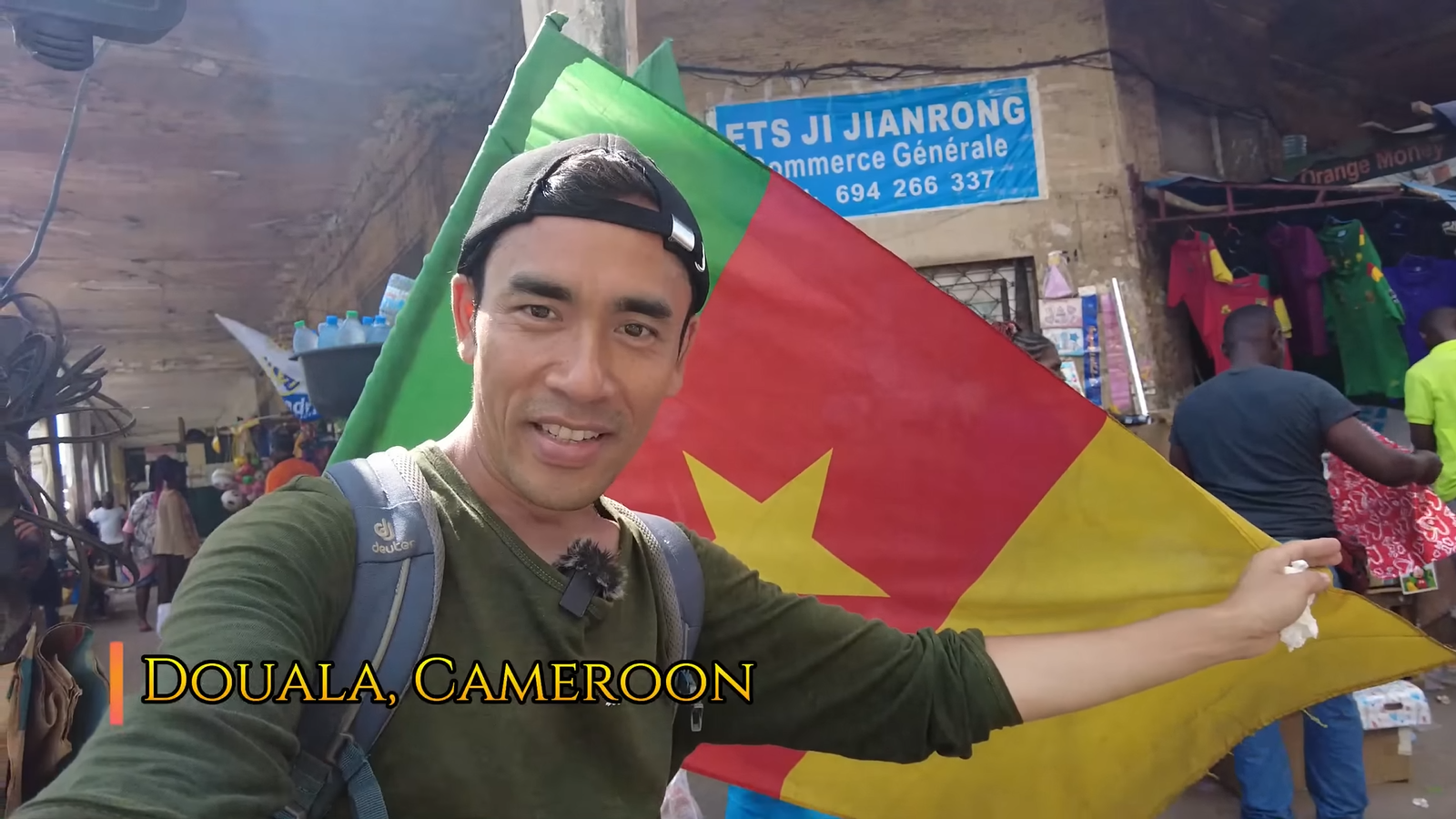 Theo chân chủ kênh Lại Ngứa Chân đến thành phố lớn nhất Cameroon, bất ngờ vì câu nói của người dân - Ảnh 1.