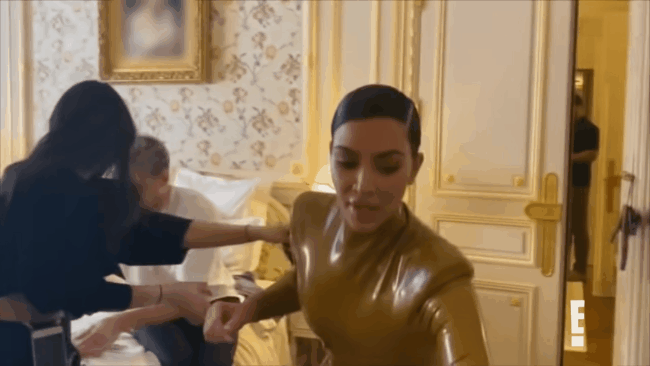 Kim Kardashian nhảy &quot;tưng tưng&quot; lên cầu thang vì bộ đầm bó sát sạt - Ảnh 8.