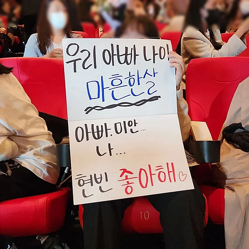 Fan làm điều gì mà khiến Hyun Bin cười không ngớt thế này - Ảnh 2.