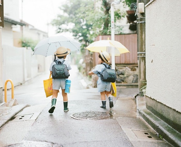 Tại sao người Nhật thường để trẻ em tự đi bộ đến trường thay vì đưa đón? - Ảnh 2.