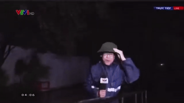 Phóng viên VTV lên tiếng về hình ảnh cố gắng đứng vững giữa bão Noru để đưa tin trực tiếp - Ảnh 1.