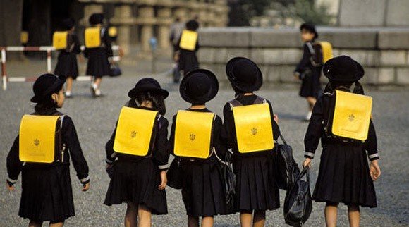 Tại sao người Nhật thường để trẻ em tự đi bộ đến trường thay vì đưa đón? - Ảnh 3.