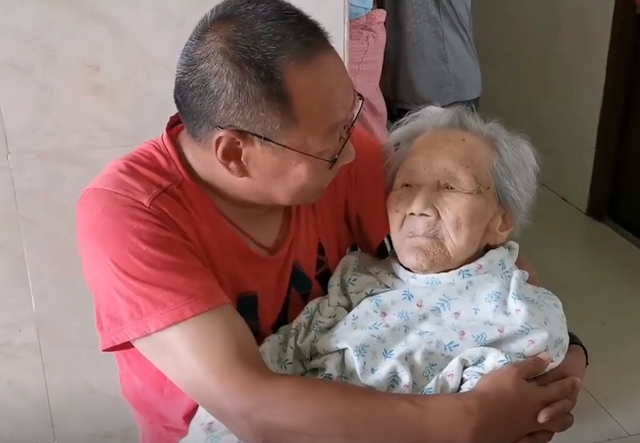 Mẹ 101 tuổi qua đời, phản ứng của người đàn ông 52 tuổi khiến dân mạng thổn thức - Ảnh 3.