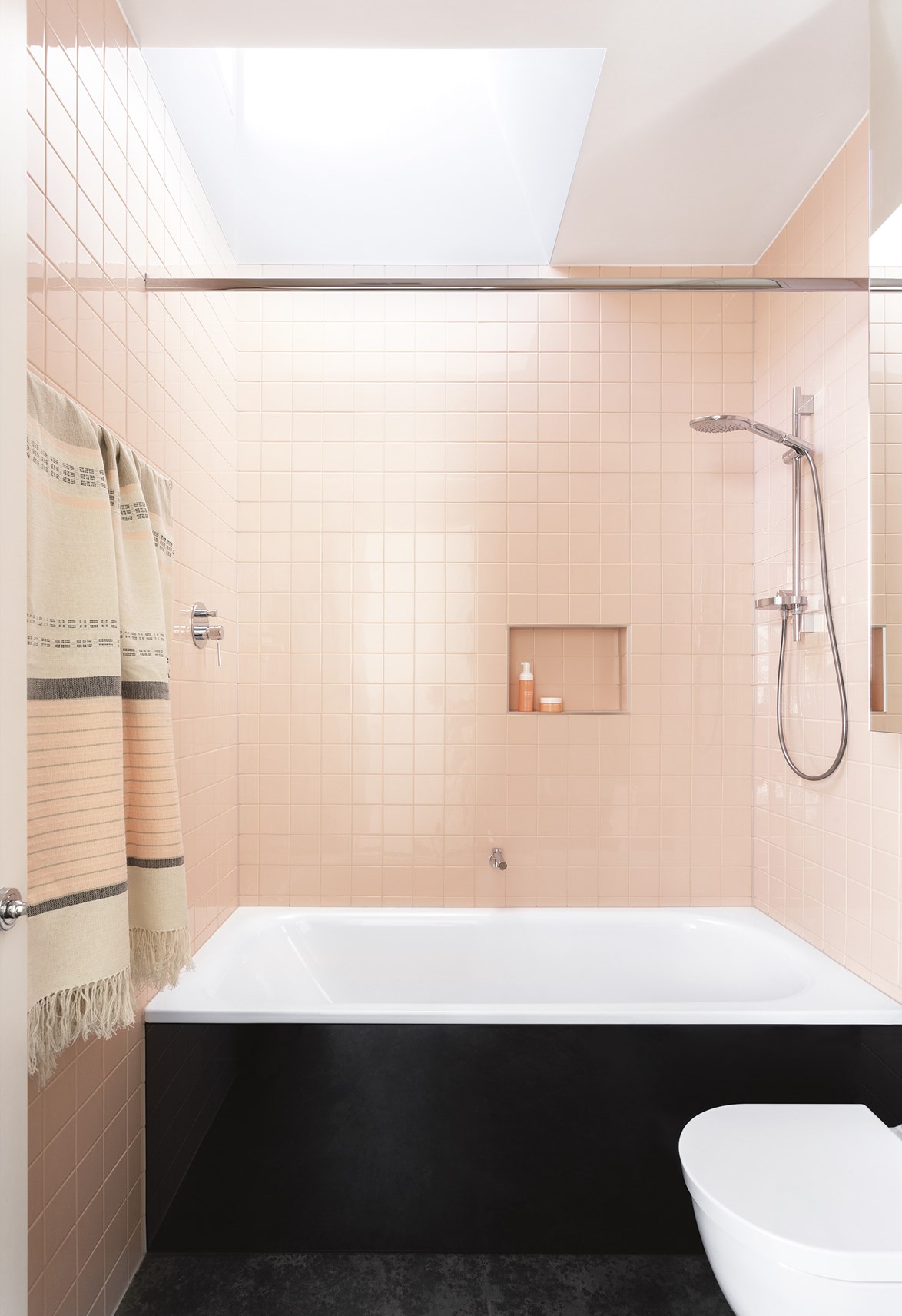 Lịm tim với những căn phòng tắm màu hồng millennial hiện đại - Ảnh 9.