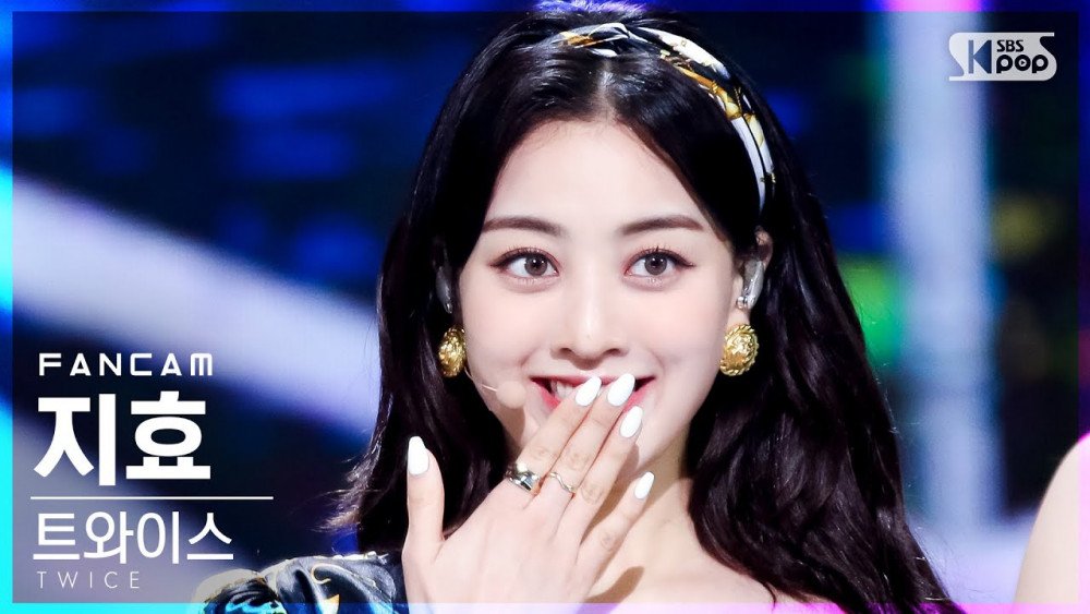 This is the Kpop idol group with the most beautiful deep eyelids in Kpop, Jihyo and the handsome man HIGHLIGHT are also mistaken for a hybrid because their eyes are so beautiful - Photo 1.