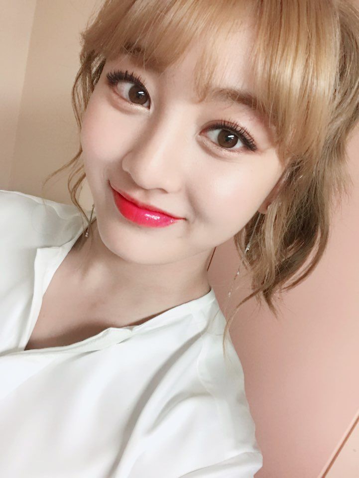 This is the Kpop idol group with the most beautiful deep eyelids in Kpop, Jihyo and the handsome man HIGHLIGHT are also mistaken for a hybrid because their eyes are so beautiful - Photo 2.