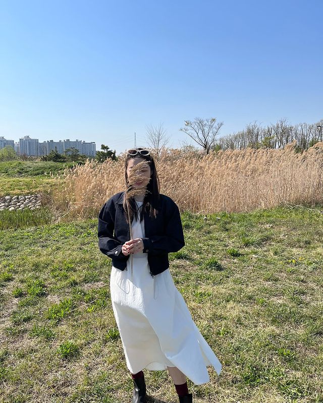 Học lỏm gu thời trang tối giản cực trẻ trung của nữ Youtuber Hàn Quốc nổi tiếng  - Ảnh 12.