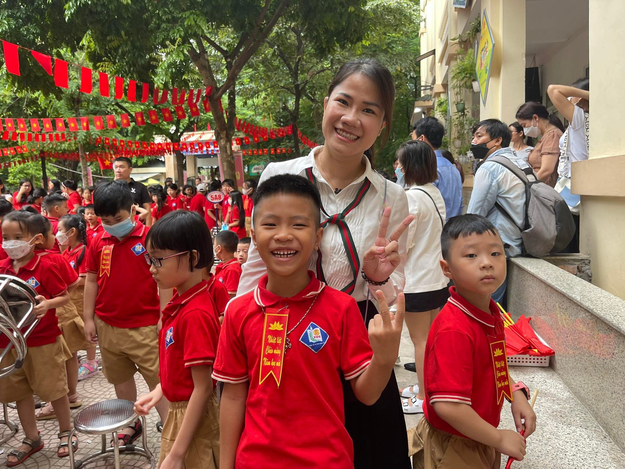 Loạt khoảnh khắc cưng xỉu trong ngày lễ Khai giảng của trẻ cấp 1 ở Hà Nội: Ngủ gật những vẫn... vẫy cờ - Ảnh 1.