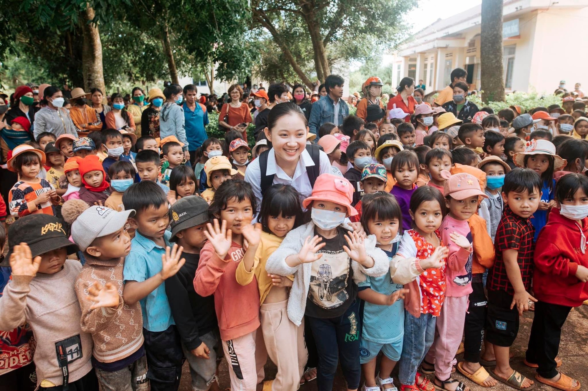 Gia Lai schoolgirl and her journey through the villages doing charity work - Photo 6.