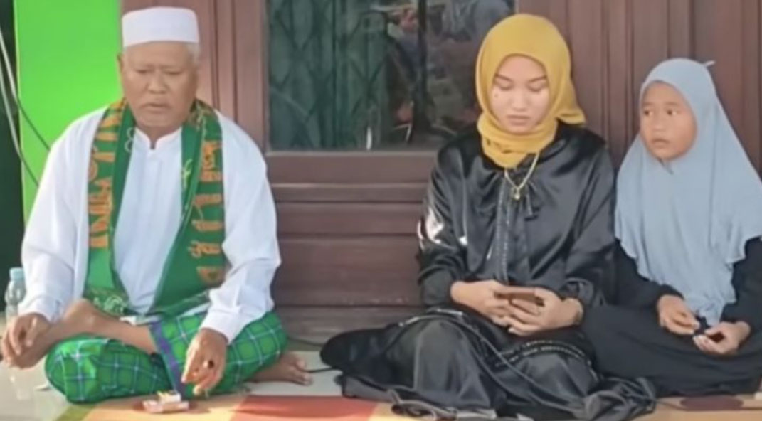 Indonesia: Đôi vợ chồng chênh nhau 46 tuổi, làm đám cưới rình rang hồi tháng 5 giờ ra sao? - Ảnh 4.