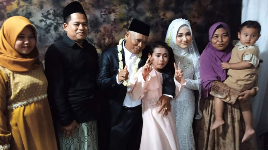 Indonesia: Đôi vợ chồng chênh nhau 46 tuổi, làm đám cưới rình rang hồi tháng 5 giờ ra sao? - Ảnh 2.