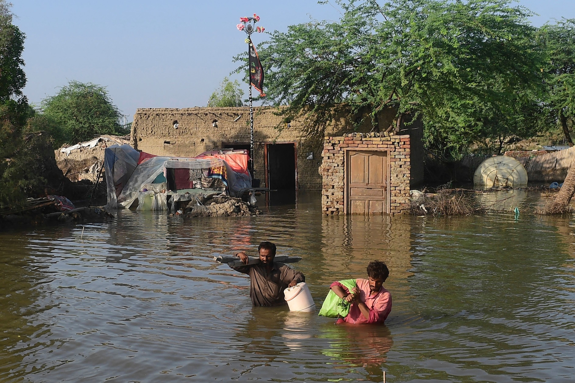 Tiếng kêu cứu của phụ nữ Pakistan giữa dòng nước lũ - Ảnh 6.