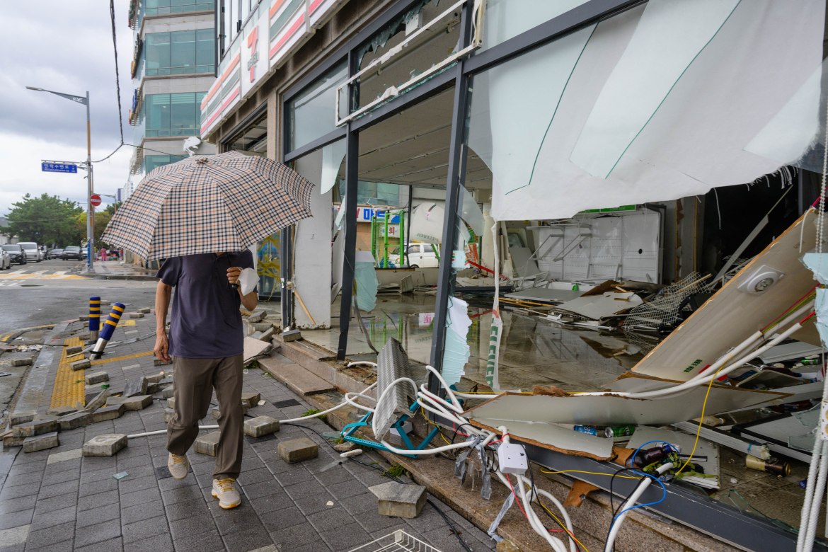 Miền nam Hàn Quốc &quot;hoang tàn&quot; sau cơn bão lịch sử, lo ngại vật giá tiếp tục leo thang - Ảnh 19.