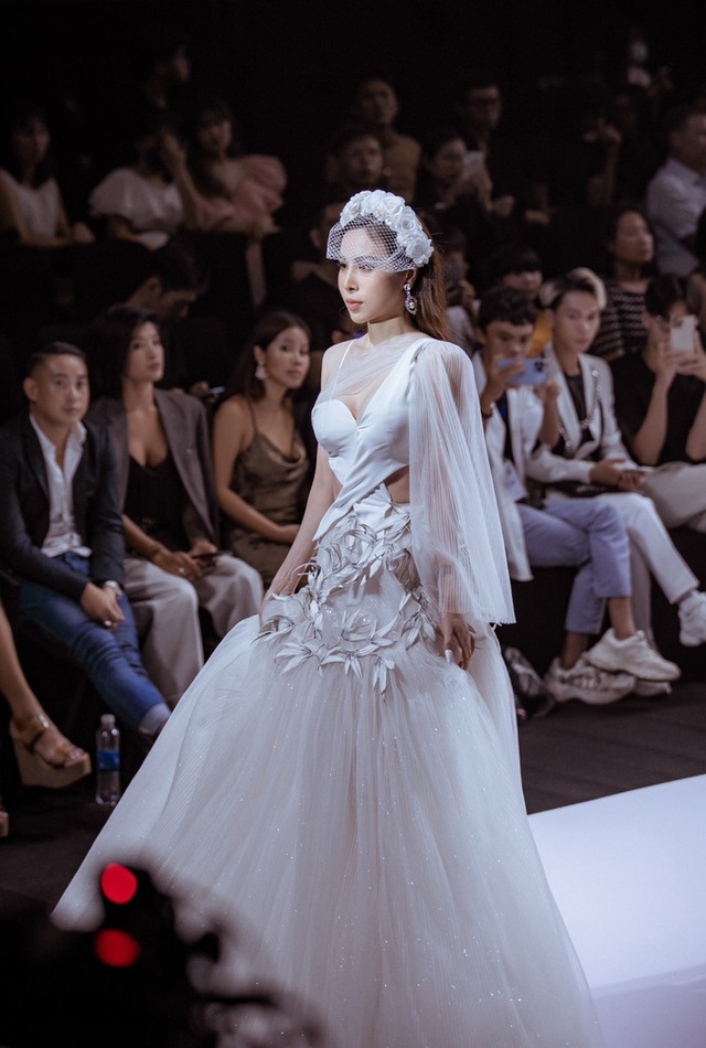Hoa hậu Hoàng Dung làm vedette cho show của NTK Trần Hùng tại London Fashion Week 2023 - Ảnh 2.