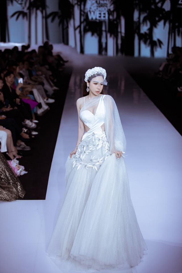 Hoa hậu Hoàng Dung làm vedette cho show của NTK Trần Hùng tại London Fashion Week 2023 - Ảnh 3.