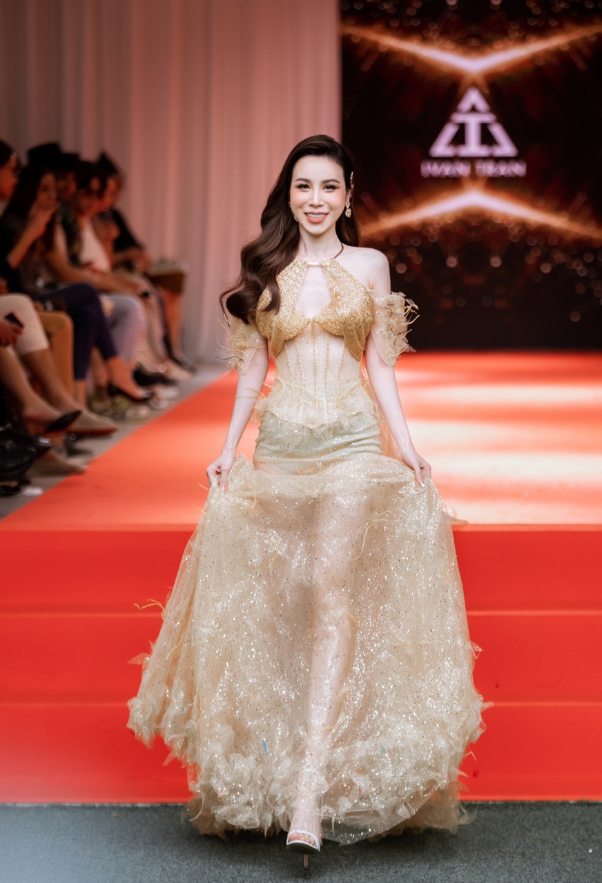 Hoa hậu Hoàng Dung làm vedette cho show của NTK Trần Hùng tại London Fashion Week 2023 - Ảnh 4.