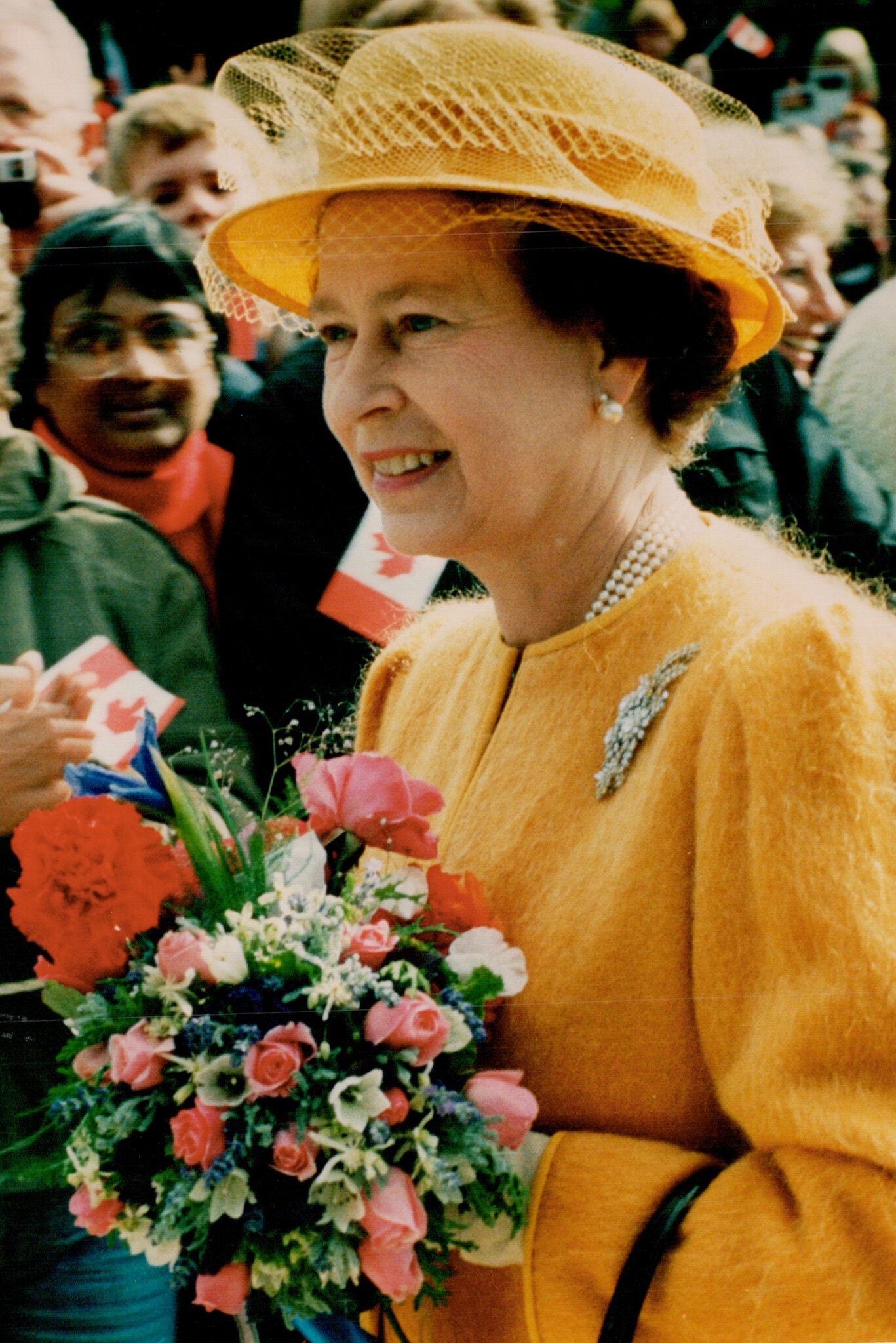 Bí mật đằng sau gu ăn mặc quyền lực của Nữ hoàng Anh suốt 70 năm trị vì, xứng danh biểu tượng thời trang thế giới - Ảnh 8.