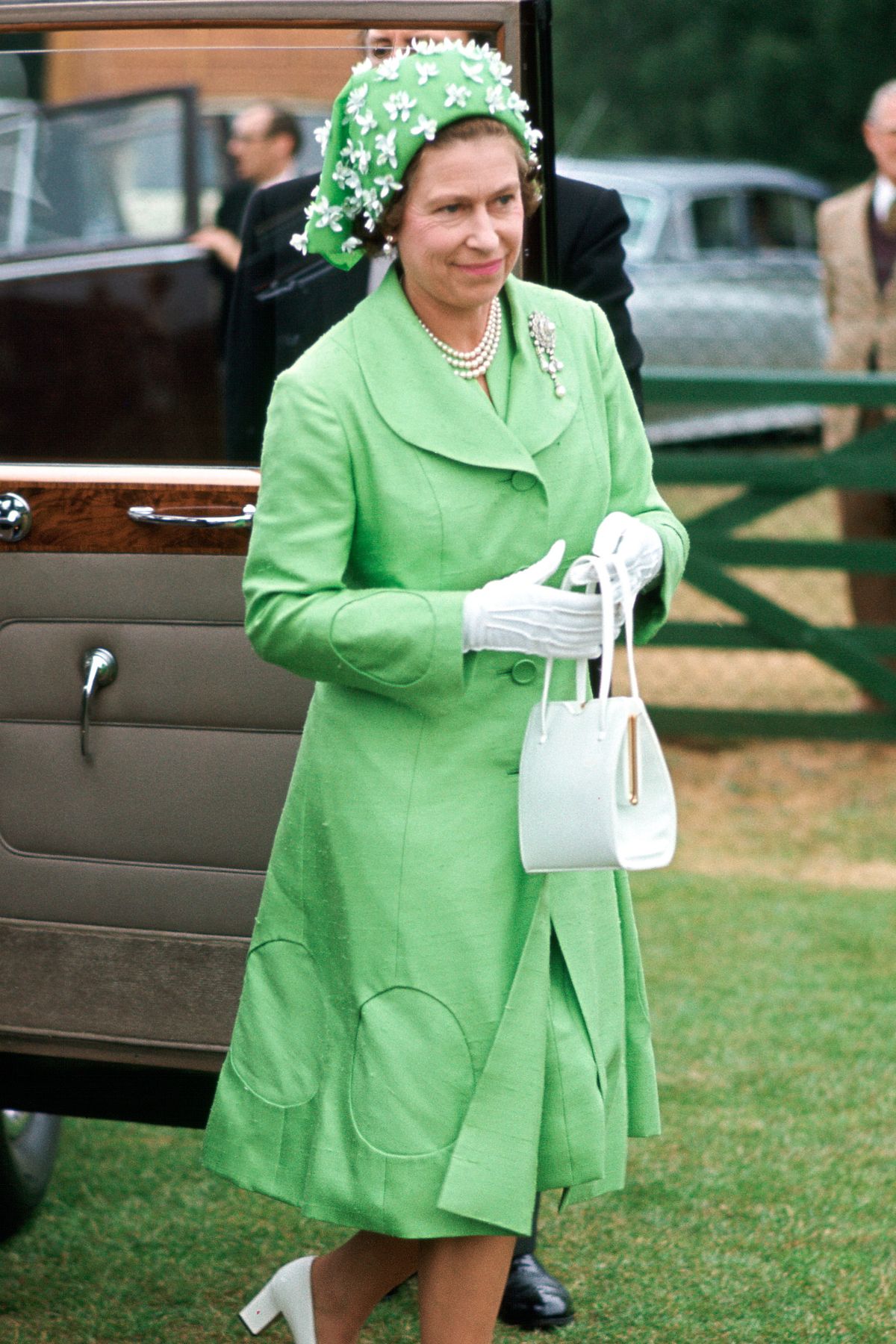 Bí mật đằng sau gu ăn mặc quyền lực của Nữ hoàng Anh suốt 70 năm trị vì, xứng danh biểu tượng thời trang thế giới - Ảnh 6.
