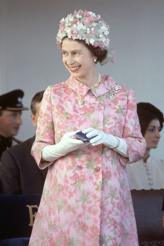 Bí mật đằng sau gu ăn mặc quyền lực của Nữ hoàng Anh suốt 70 năm trị vì, xứng danh biểu tượng thời trang thế giới - Ảnh 10.