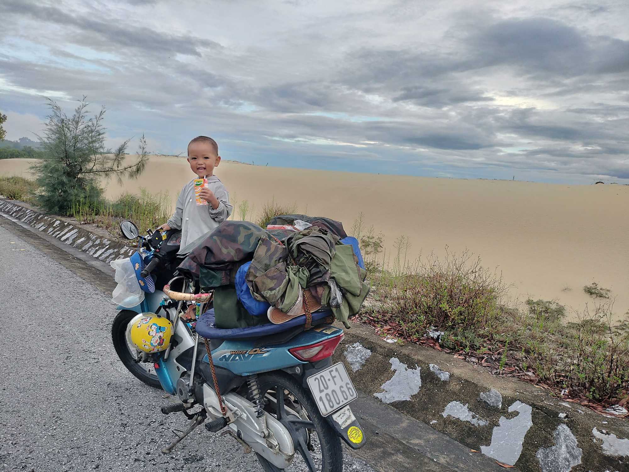 Bà mẹ người Dao cùng con 27 tháng tuổi phượt xuyên Việt, mắc võng, ngủ lều ở giữa rừng - Ảnh 6.
