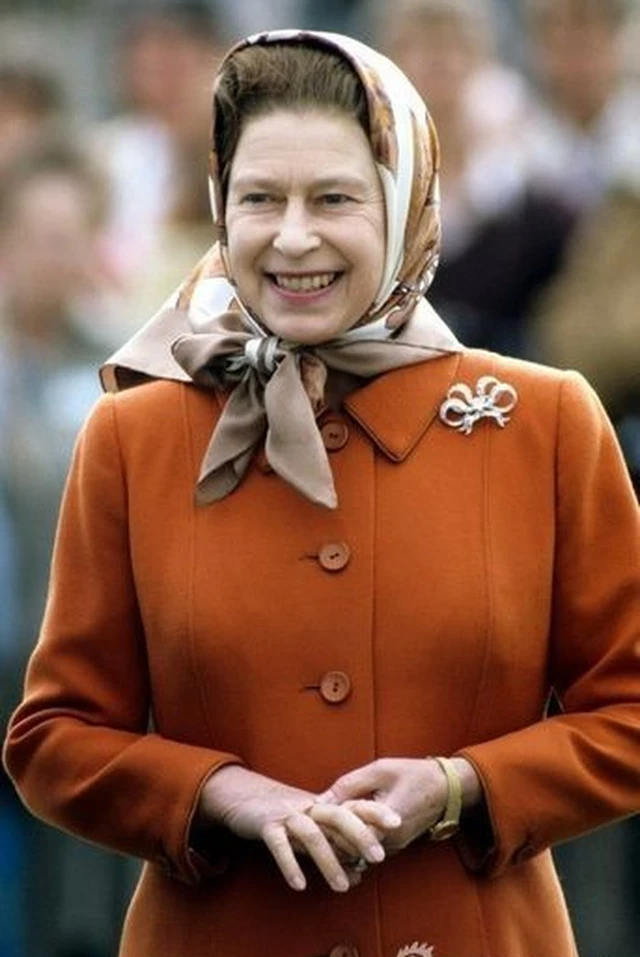 Bí mật đằng sau gu ăn mặc quyền lực của Nữ hoàng Anh suốt 70 năm trị vì, xứng danh biểu tượng thời trang thế giới - Ảnh 14.