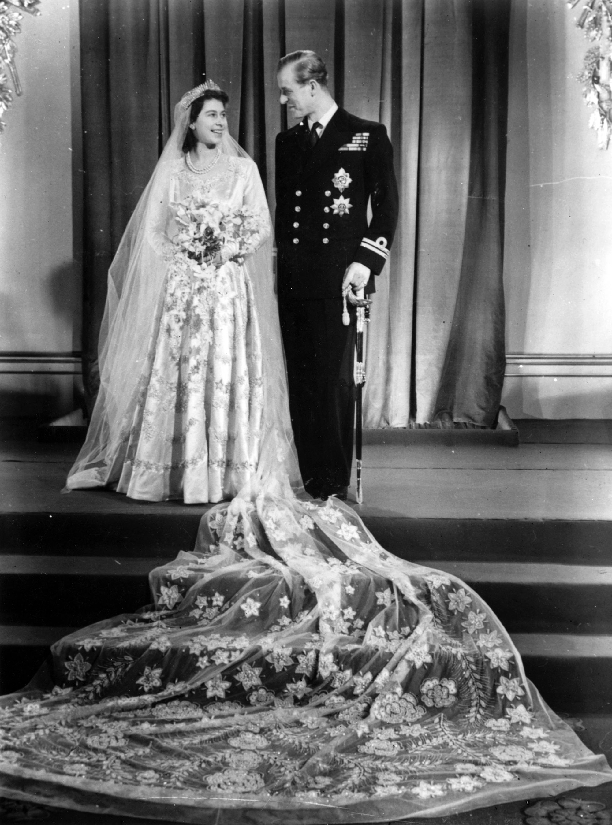 Bí mật đằng sau gu ăn mặc quyền lực của Nữ hoàng Anh suốt 70 năm trị vì, xứng danh biểu tượng thời trang thế giới - Ảnh 2.