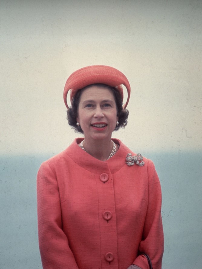 Bí mật đằng sau gu ăn mặc quyền lực của Nữ hoàng Anh suốt 70 năm trị vì, xứng danh biểu tượng thời trang thế giới - Ảnh 5.