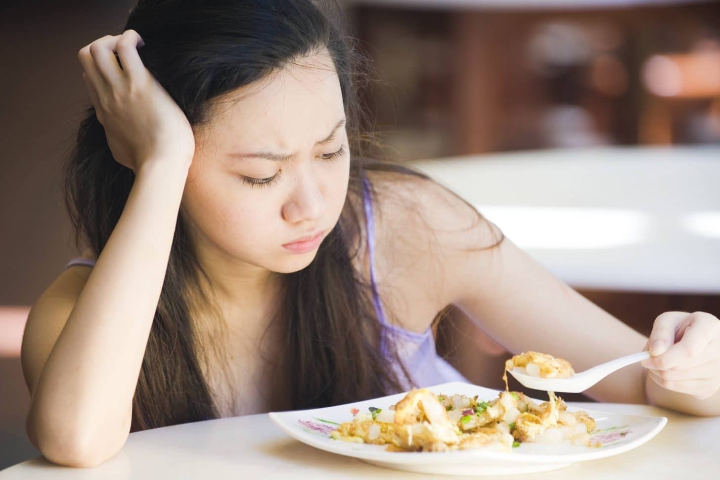 7 thói xấu khi ăn uống khiến dạ dày phải &quot;kêu cứu&quot; - Ảnh 1.