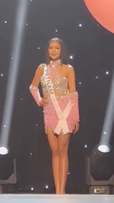 Ngọc Châu lộ đôi chân bầm tím ở &quot;Miss Universe 2022&quot; - Ảnh 2.