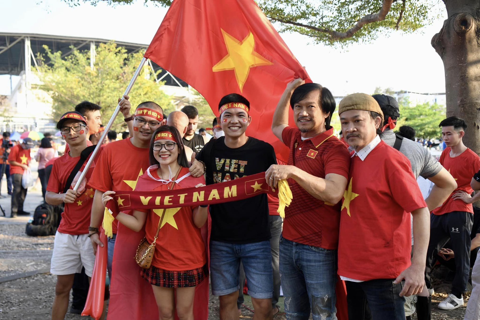 Cổ động viên Việt Nam rực đỏ sân vận động Thammasat cổ vũ đội tuyển quốc gia trong trận chung kết lượt về - Ảnh 2.