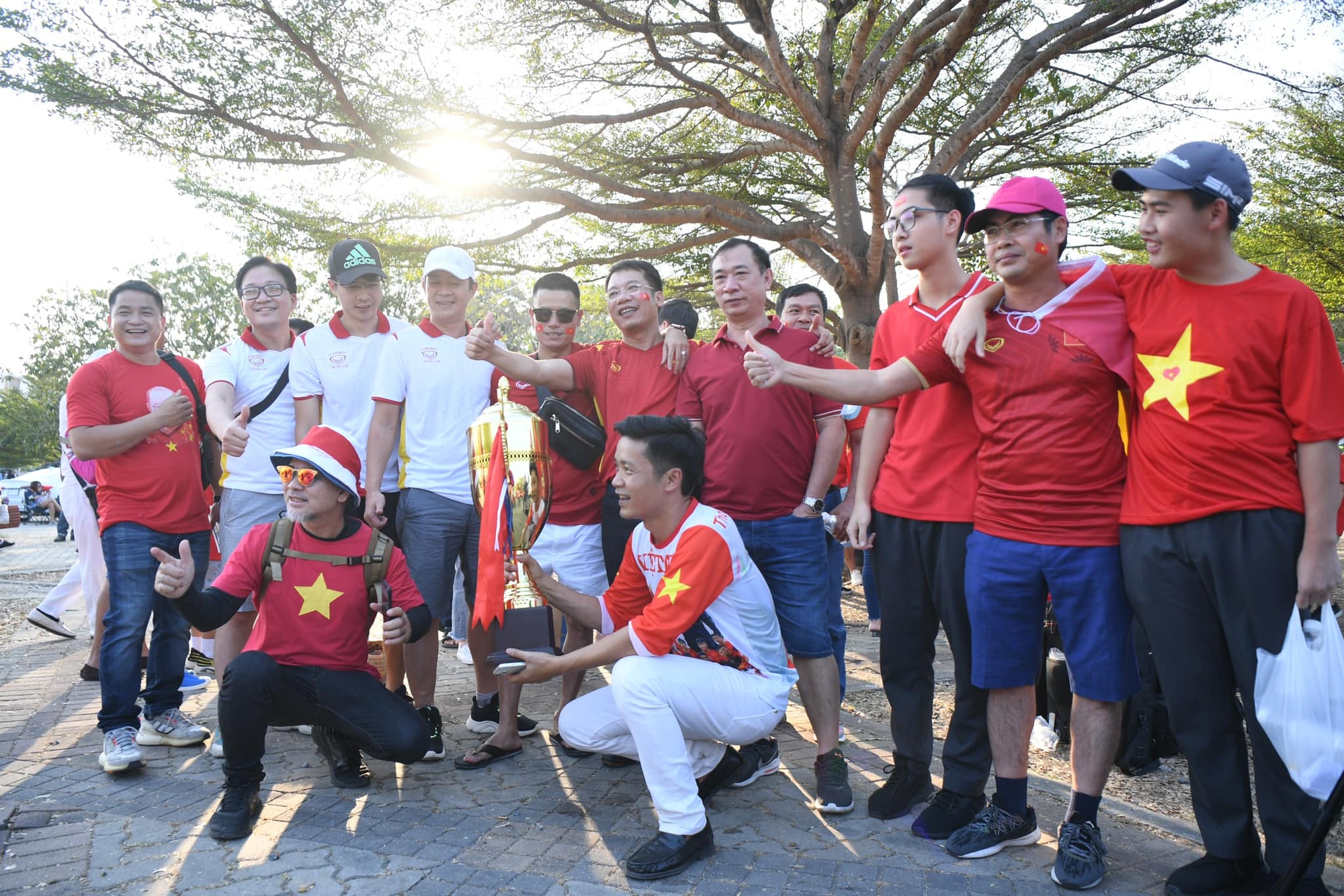 Cổ động viên Việt Nam rực đỏ sân vận động Thammasat cổ vũ đội tuyển quốc gia trong trận chung kết lượt về - Ảnh 3.
