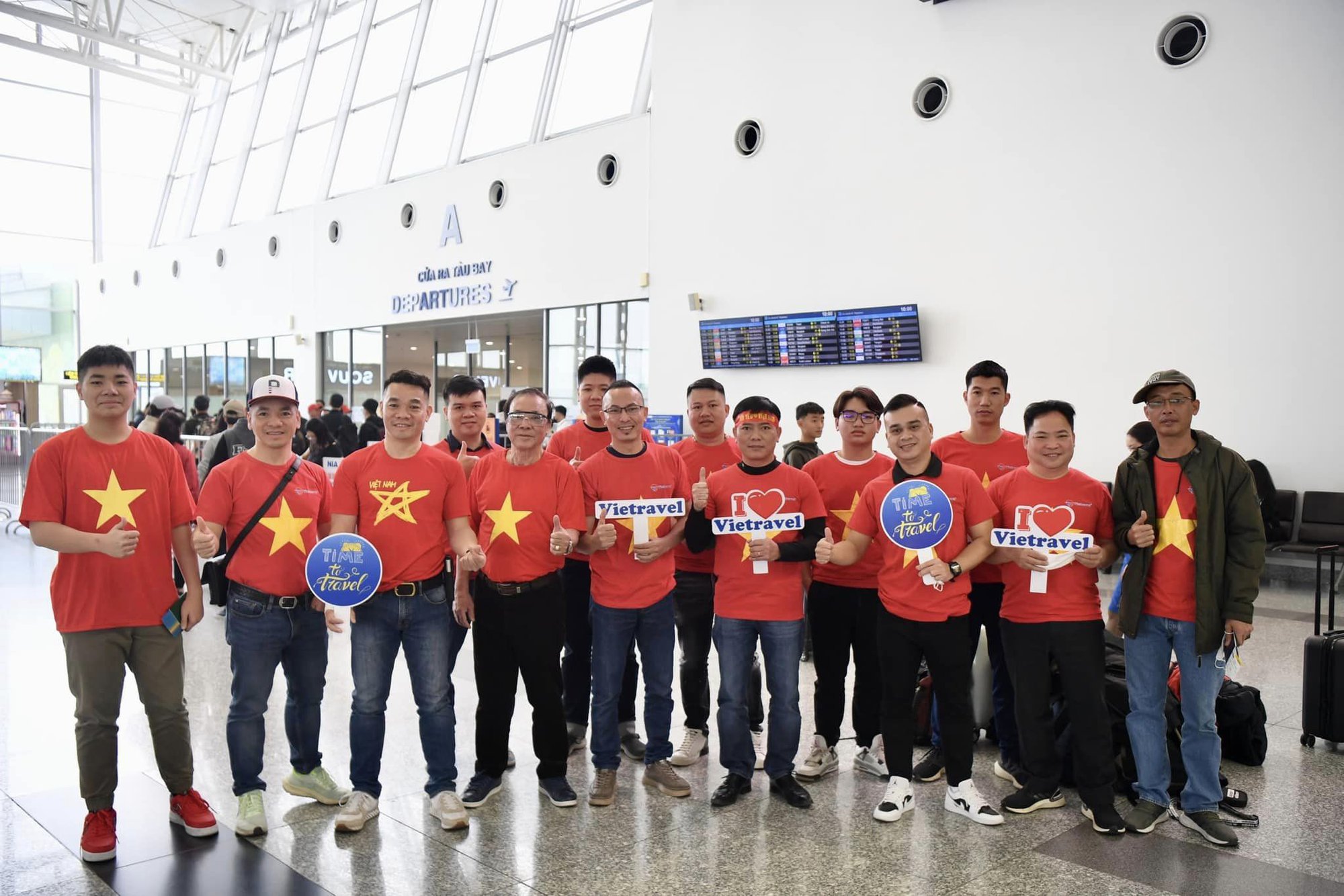 Cổ động viên Việt Nam rực đỏ sân vận động Thammasat cổ vũ đội tuyển quốc gia trong trận chung kết lượt về - Ảnh 9.