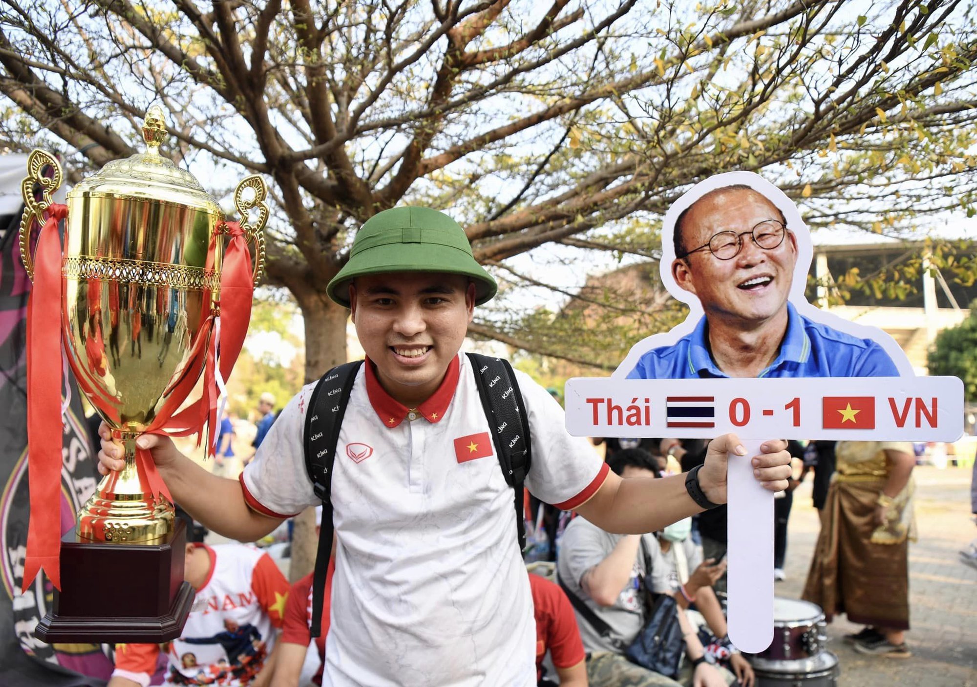 Cổ động viên Việt Nam rực đỏ sân vận động Thammasat cổ vũ đội tuyển quốc gia trong trận chung kết lượt về - Ảnh 7.