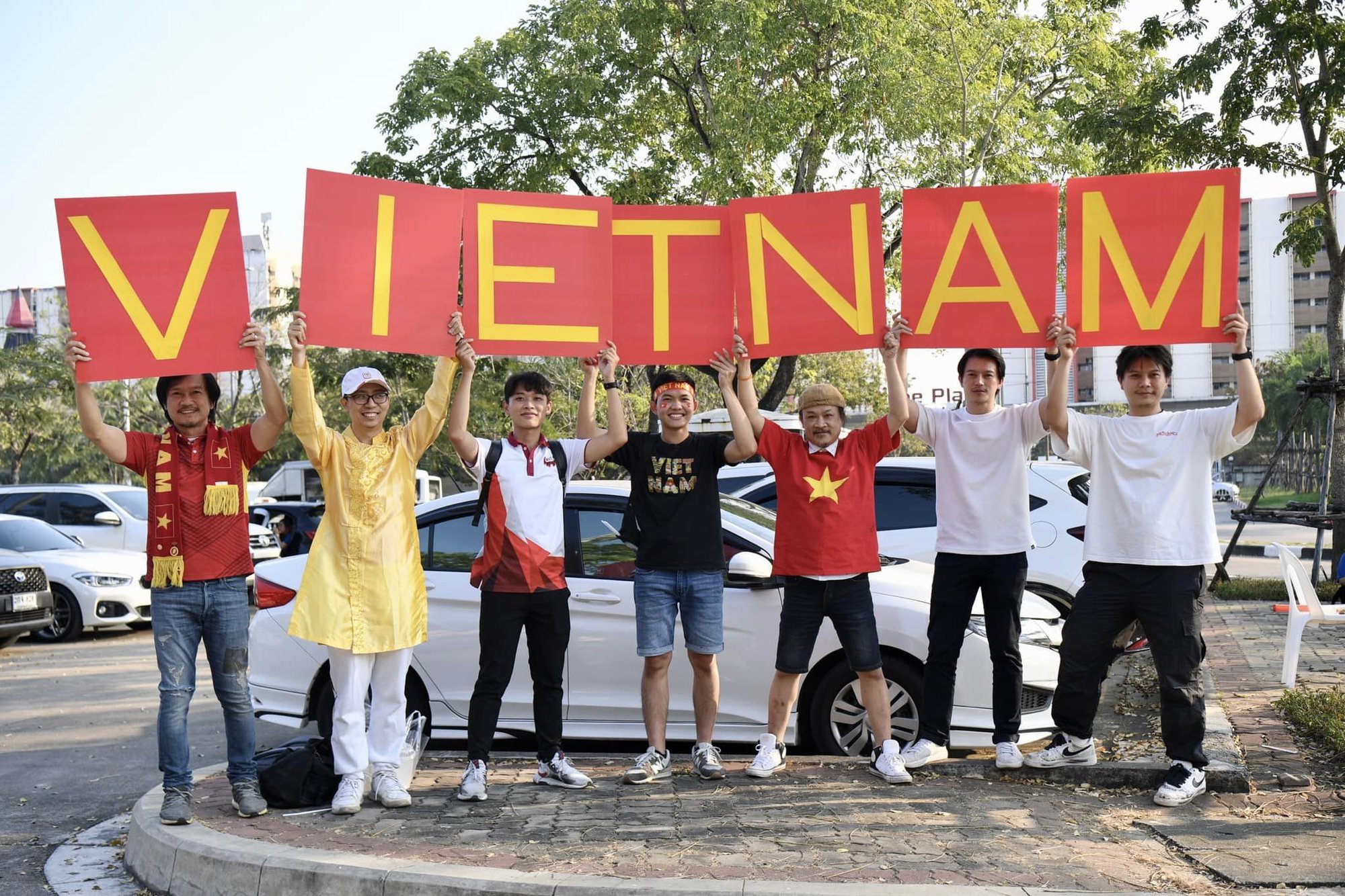 Cổ động viên rực sắc đỏ cổ vũ đội tuyển Việt Nam trong trận chung kết lượt về AFF Cup
