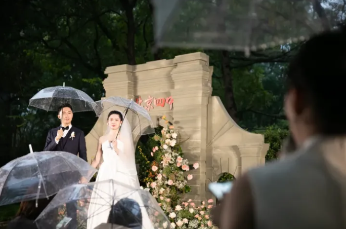 Biến lễ đường thành cổng trường học, cô dâu chú rể tổ chức đám cưới như trong phim - Ảnh 10.