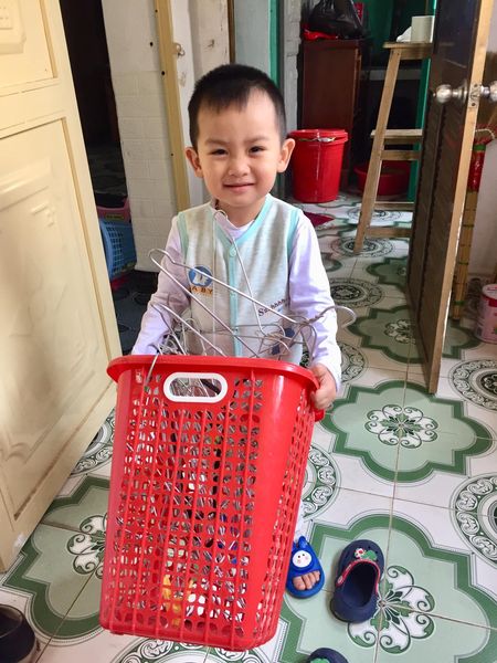 Hoạt động đón Tết của các gia đình Việt: Cùng con trang trí nhà cửa, gói bánh và lưu lại khoảnh khắc đẹp - Ảnh 1.