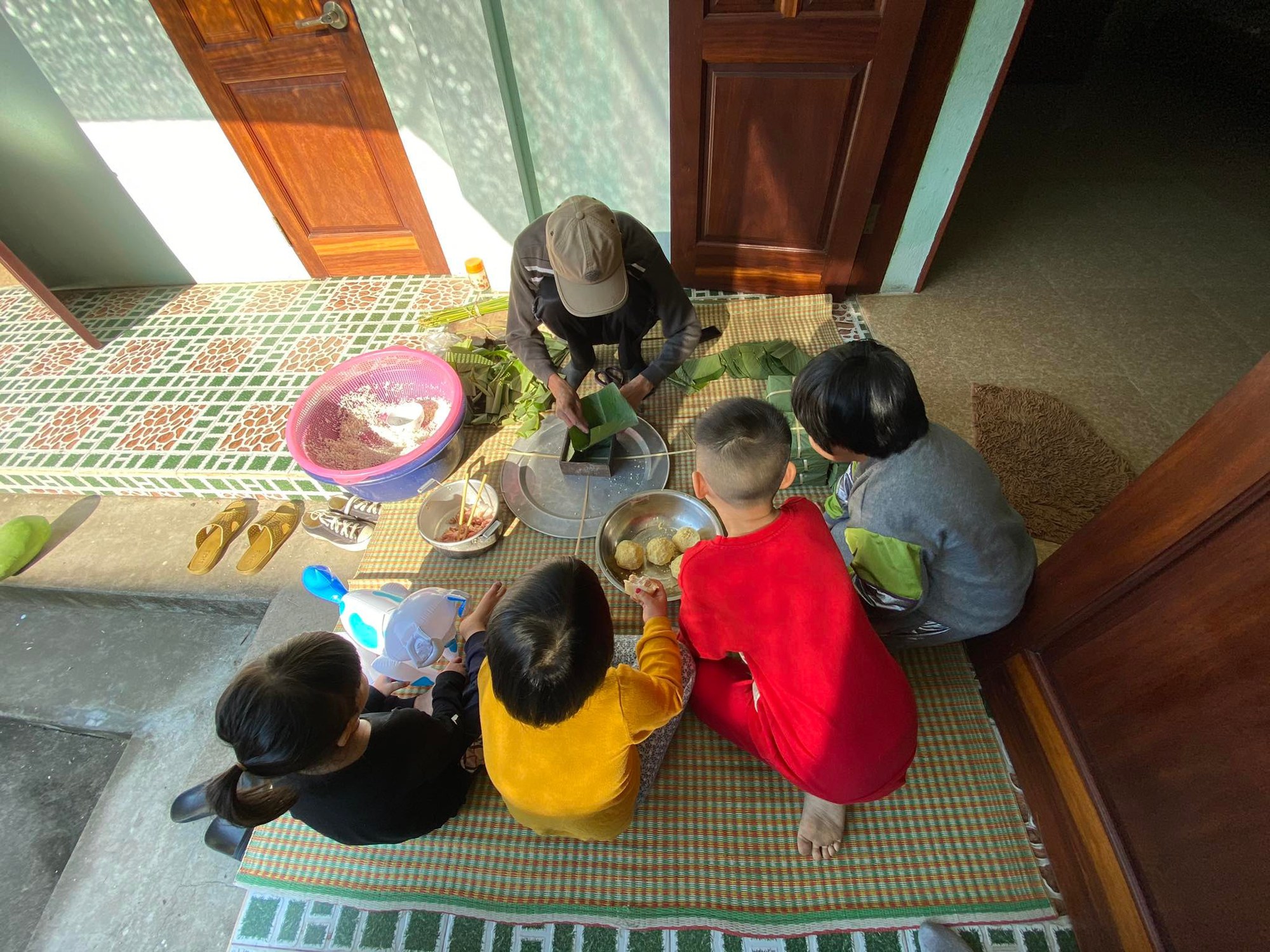 Các em bé háo hức trải nghiệm nấu bánh chưng, dọn dẹp và trang trí nhà cửa ngày Tết - Ảnh 5.