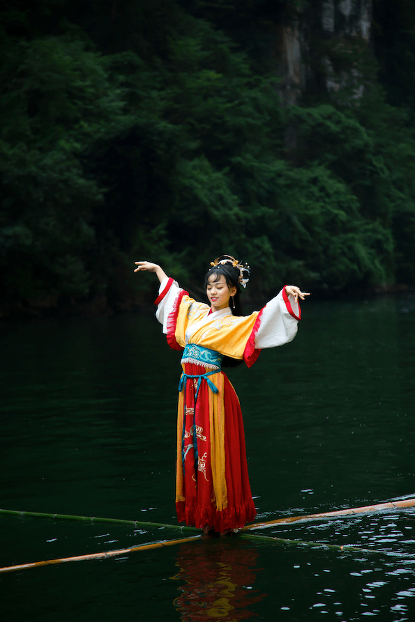Cô gái sở hữu tuyệt kỹ 'lướt trên mặt nước' gần thất truyền, biểu diễn trên sông như bước ra từ phim võ hiệp - Ảnh 1.