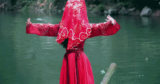 Cô gái sở hữu tuyệt kỹ 'lướt trên mặt nước' gần thất truyền, biểu diễn trên sông như bước ra từ phim võ hiệp - Ảnh 5.
