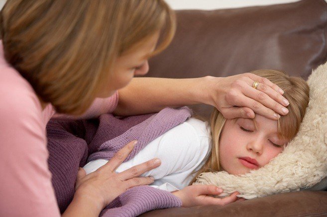 Nguyên nhân và cách chăm sóc trẻ bị sốt chân tay lạnh đầu nóng - Ảnh 2.