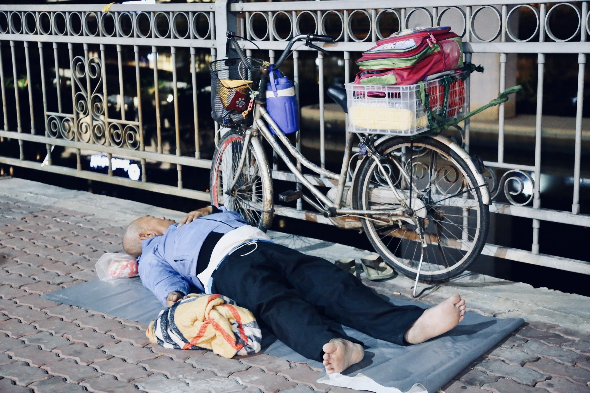 Không có nhà để về, người vô gia cư co ro trong đêm Sài Gòn ngày cận Tết - Ảnh 1.