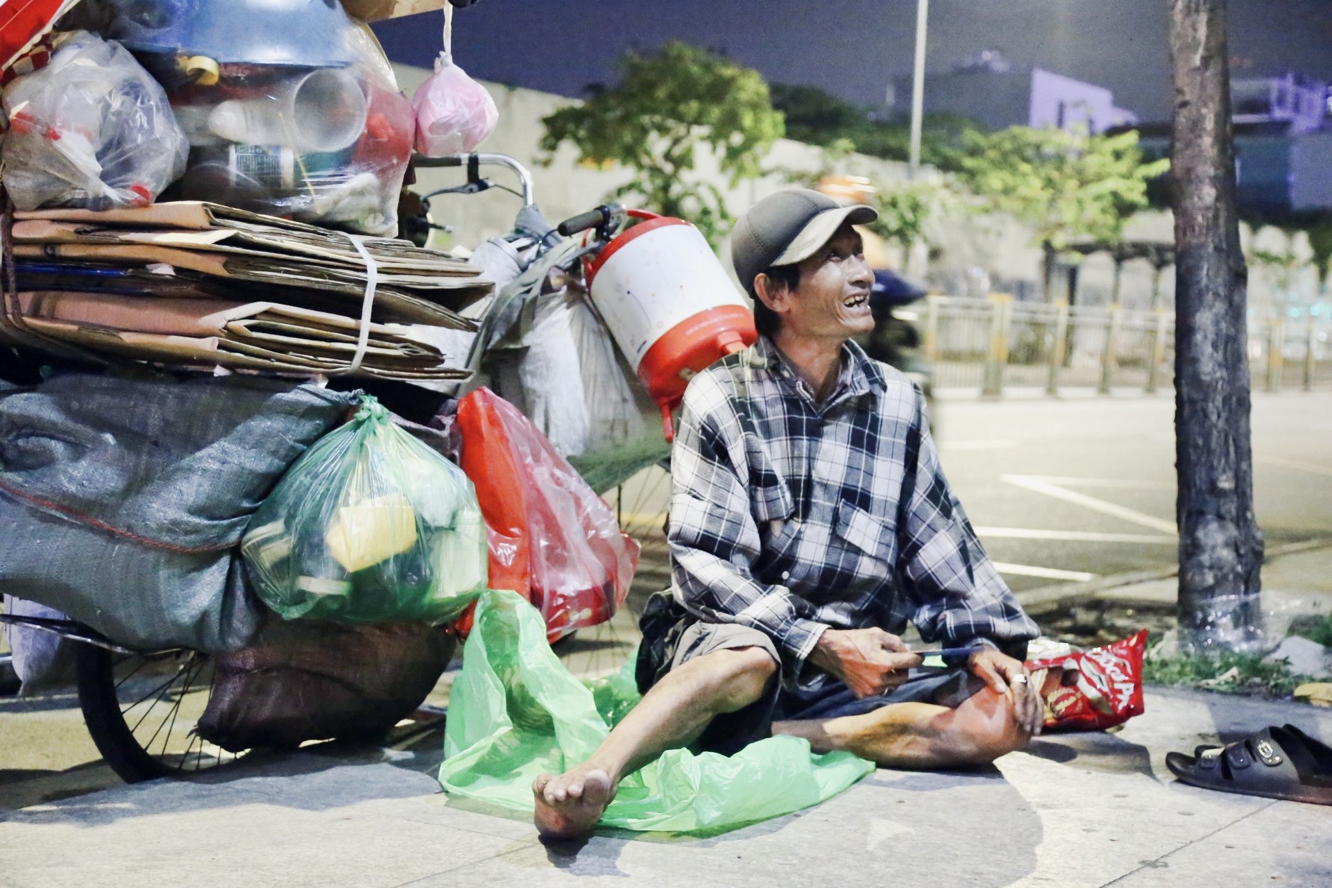 Không có nhà để về, người vô gia cư co ro trong đêm Sài Gòn ngày cận Tết - Ảnh 3.